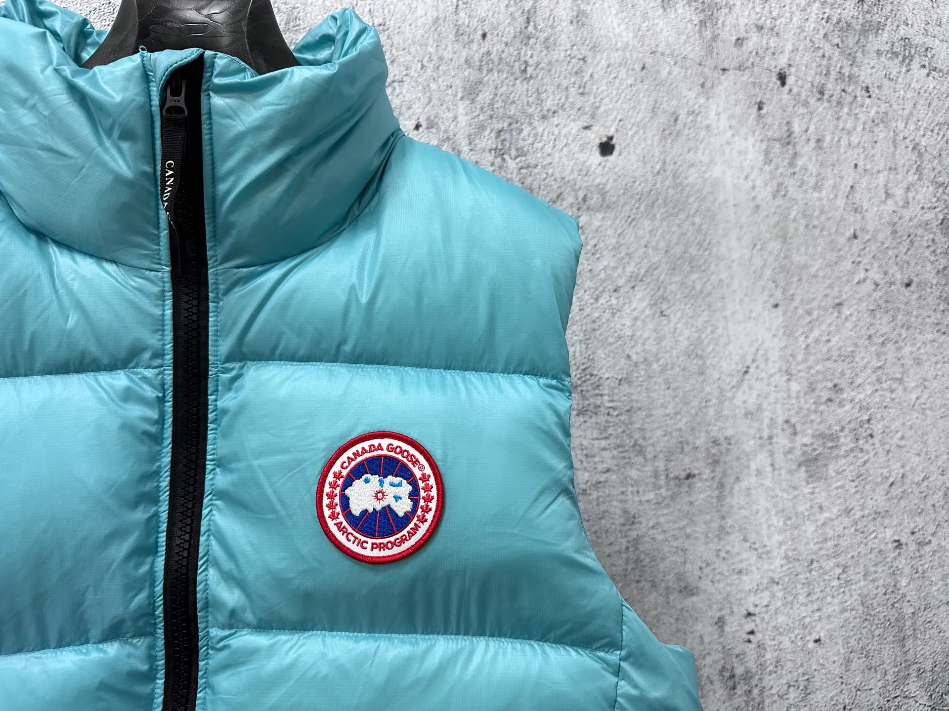 P560 [Canada Goose] Big Goose🦢Puff Down Vest has always been recognized as the warmest down jacket. Various Instagram celebrities, Internet celebrities, and celebrities often wear it for street photos. I make Canada Goose every year, but I still can't get rid of my love for it. No matter how cold the days are, there is no need to be afraid, because there is! Filled with 90% white duck down, it is the legendary warmest down jacket and is known as a must-have for Arctic outdoor sports! The most popular down jacket in the world, celebrities are rushing to buy it, it is a must-have! Size: XS-XL